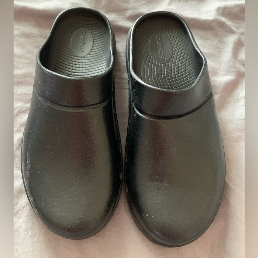 Oofos OOCloog Recovery Clogs - Black